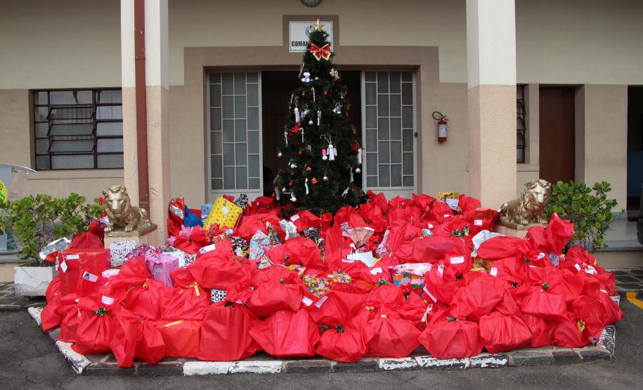 Natal Solidário da PM presenteia mais de 180 crianças com brinquedos, brincadeiras e Papai Noel em Curitiba (PR)