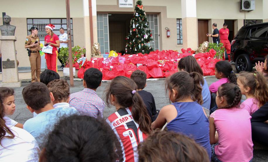 Natal Solidário da PM presenteia mais de 180 crianças com brinquedos, brincadeiras e Papai Noel em Curitiba (PR)