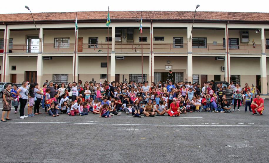 Natal Solidário da PM presenteia mais de 180 crianças com brinquedos, brincadeiras e Papai Noel em Curitiba (PR)