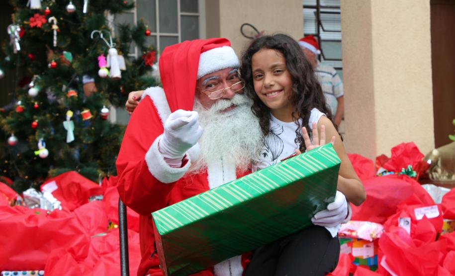Natal Solidário da PM presenteia mais de 180 crianças com brinquedos, brincadeiras e Papai Noel em Curitiba (PR)