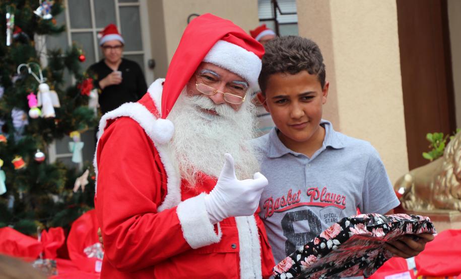 Natal Solidário da PM presenteia mais de 180 crianças com brinquedos, brincadeiras e Papai Noel em Curitiba (PR)