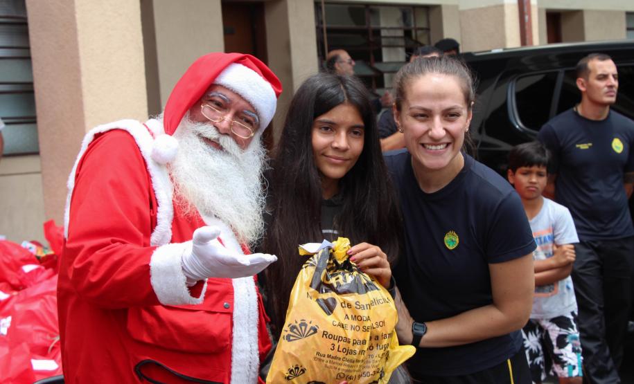 Natal Solidário da PM presenteia mais de 180 crianças com brinquedos, brincadeiras e Papai Noel em Curitiba (PR)