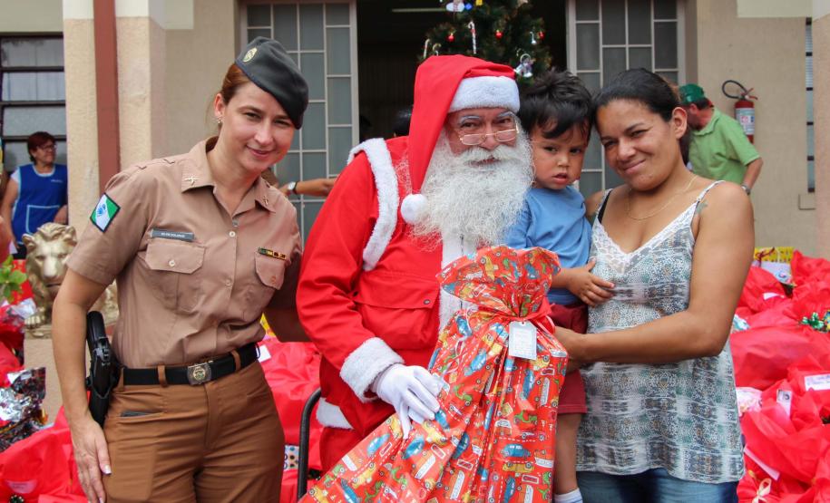 Natal Solidário da PM presenteia mais de 180 crianças com brinquedos, brincadeiras e Papai Noel em Curitiba (PR)