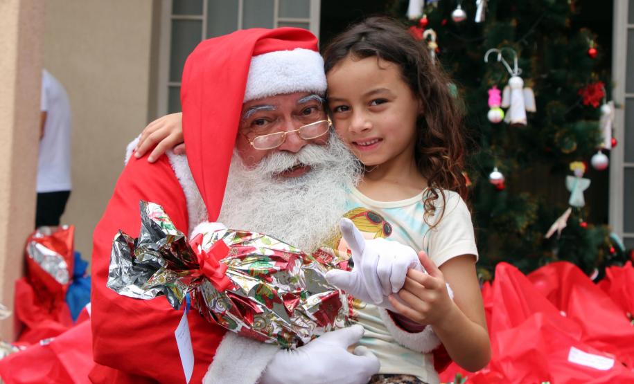 Natal Solidário da PM presenteia mais de 180 crianças com brinquedos, brincadeiras e Papai Noel em Curitiba (PR)