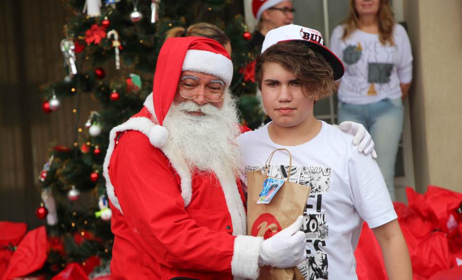 Natal Solidário da PM presenteia mais de 180 crianças com brinquedos, brincadeiras e Papai Noel em Curitiba (PR)
