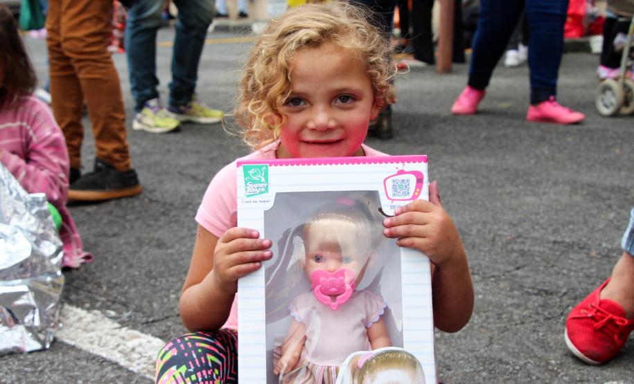 Natal Solidário da PM presenteia mais de 180 crianças com brinquedos, brincadeiras e Papai Noel em Curitiba (PR)