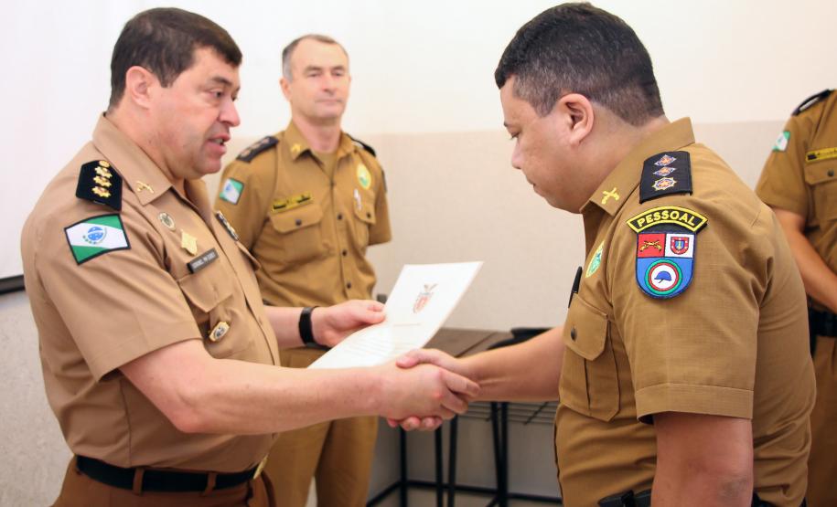 Durante solenidade, oficiais da Diretoria de Pessoal recebem Carta Patente em Curitiba
