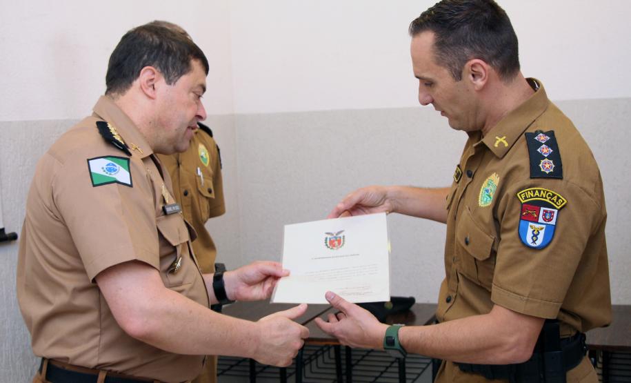 Durante solenidade, oficiais da Diretoria de Pessoal recebem Carta Patente em Curitiba