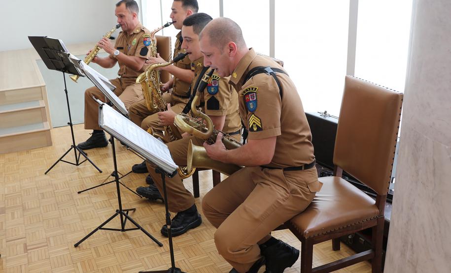 Banda da PM homenageia Comandante-Geral com música e comemora promoção de integrantes em solenidade no Palácio do Iguaçu