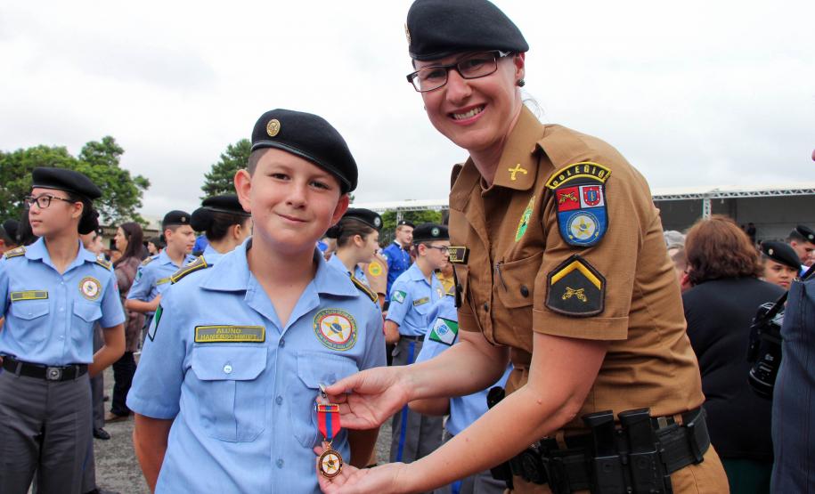 Colégio da PM em Curitiba forma 230 jovens no Ensino Médio durante solenidade militar na RMC