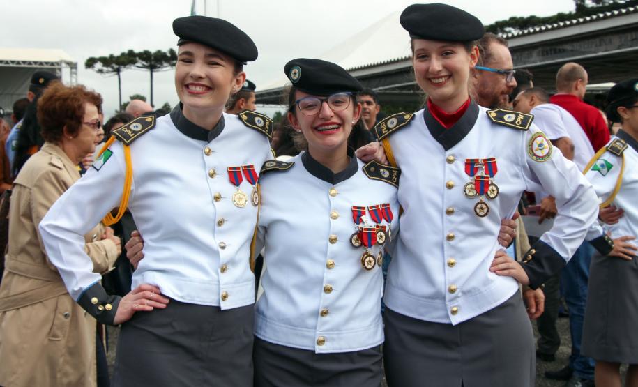 Colégio da PM em Curitiba forma 230 jovens no Ensino Médio durante solenidade militar na RMC