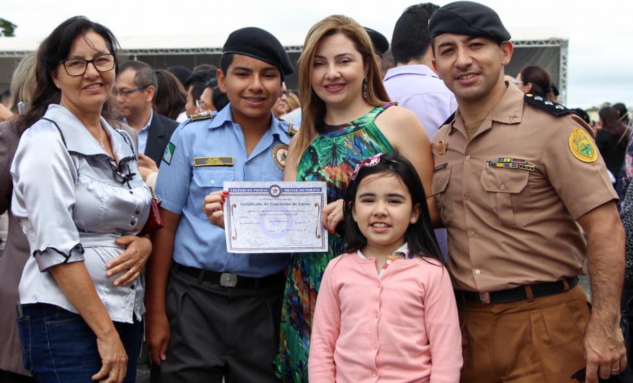 Colégio da PM em Curitiba forma 230 jovens no Ensino Médio durante solenidade militar na RMC
