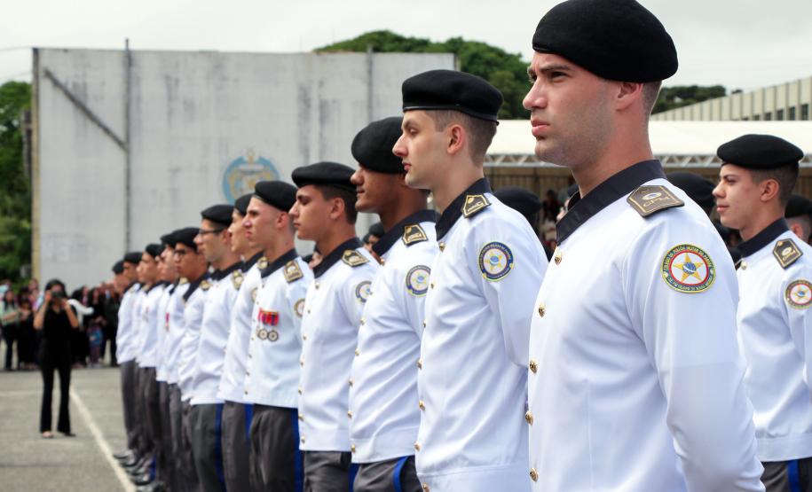 Colégio da PM em Curitiba forma 230 jovens no Ensino Médio durante solenidade militar na RMC