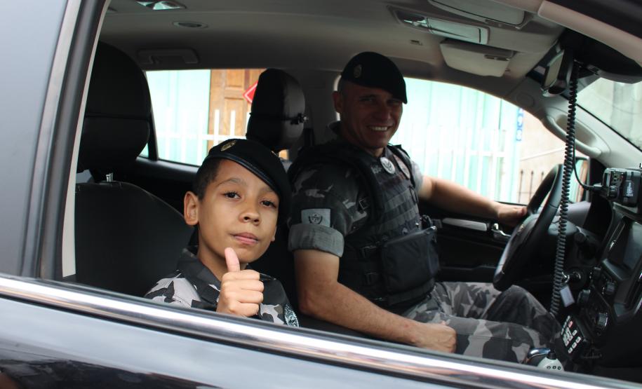 BOPE realiza sonho de crianças e entrega fardinha em Curitiba e na Região Metropolitana de Curitiba (RMC)