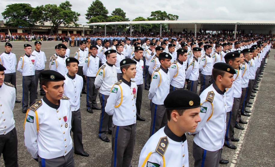 Colégio da PM em Curitiba forma 230 jovens no Ensino Médio durante solenidade militar na RMC
