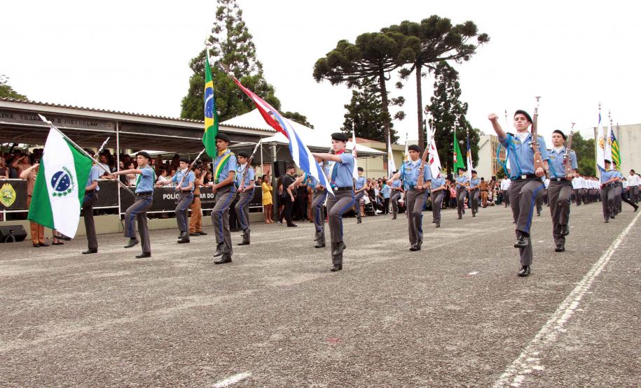 Colégio da PM em Curitiba forma 230 jovens no Ensino Médio durante solenidade militar na RMC