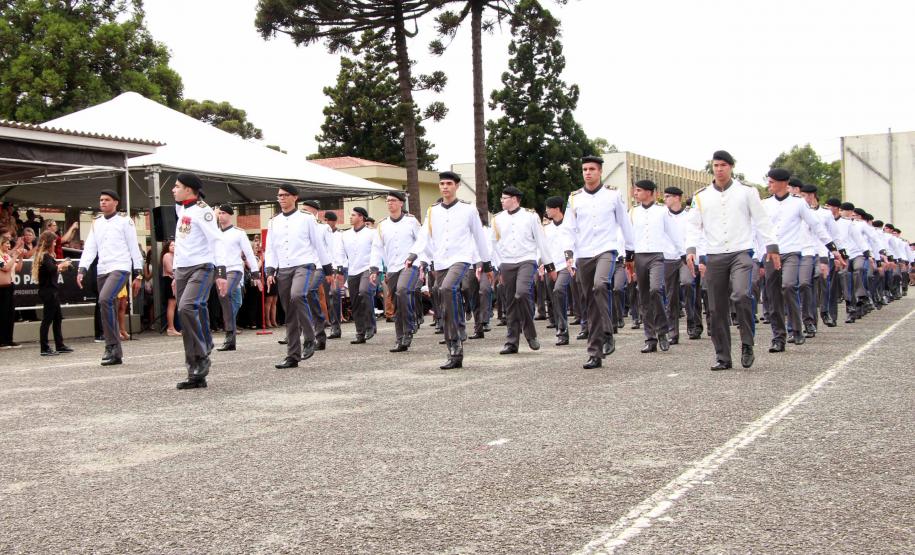 Colégio da PM em Curitiba forma 230 jovens no Ensino Médio durante solenidade militar na RMC
