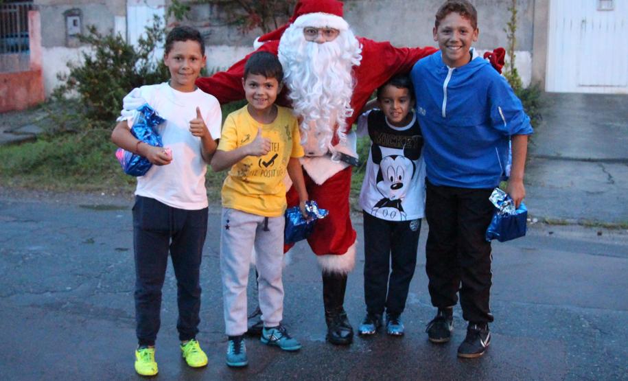 RPMon e BPTran arrecadam mais de seis mil brinquedos e fazem a alegria das crianças no Natal Itinerante em Curitiba