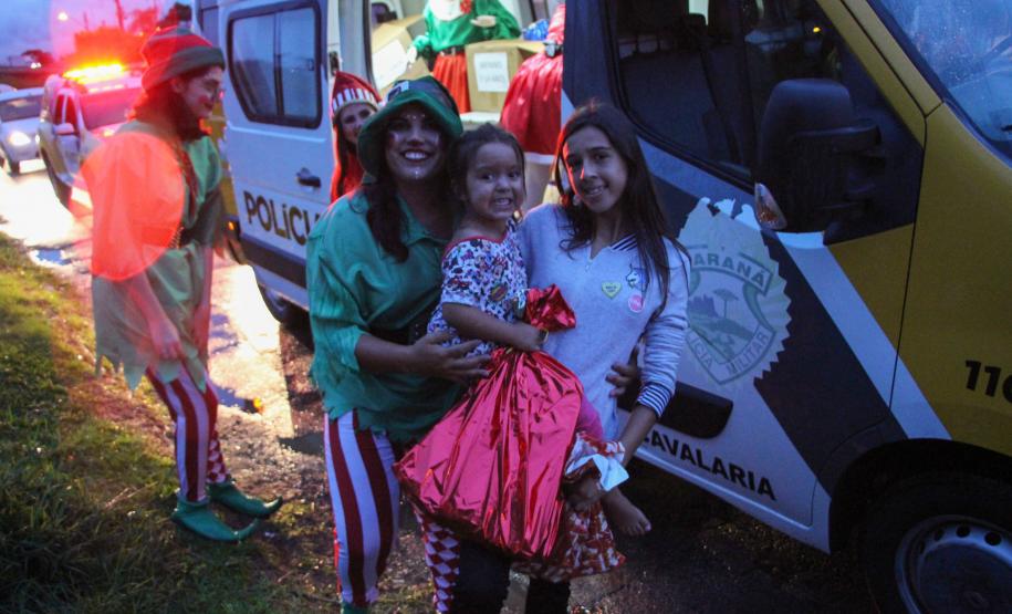 RPMon e BPTran arrecadam mais de seis mil brinquedos e fazem a alegria das crianças no Natal Itinerante em Curitiba