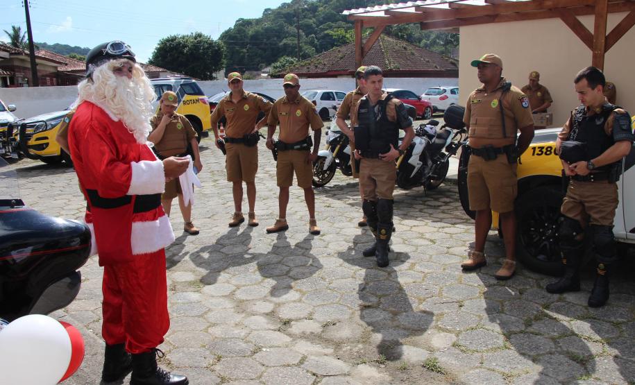 PM promove ação de Natal e encanta veranistas com entrega de doces e pintura de rosto em Guaratuba (PR), no Litoral do estado