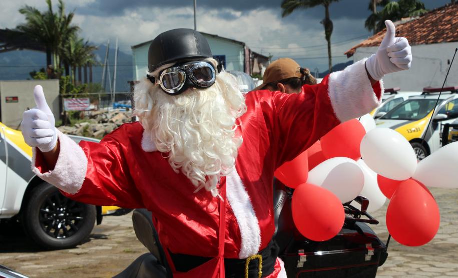 PM promove ação de Natal e encanta veranistas com entrega de doces e pintura de rosto em Guaratuba (PR), no Litoral do estado