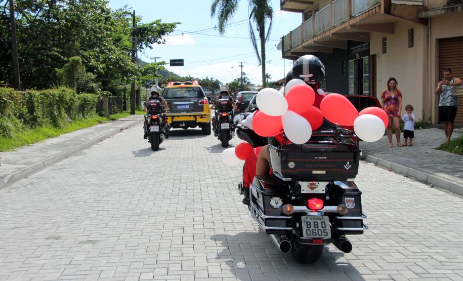 PM promove ação de Natal e encanta veranistas com entrega de doces e pintura de rosto em Guaratuba (PR), no Litoral do estado