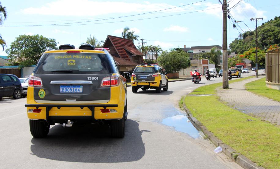 PM promove ação de Natal e encanta veranistas com entrega de doces e pintura de rosto em Guaratuba (PR), no Litoral do estado