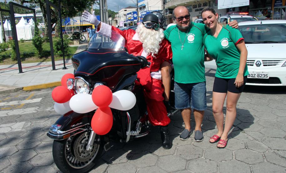 PM promove ação de Natal e encanta veranistas com entrega de doces e pintura de rosto em Guaratuba (PR), no Litoral do estado