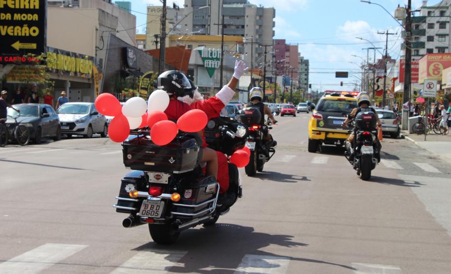 PM promove ação de Natal e encanta veranistas com entrega de doces e pintura de rosto em Guaratuba (PR), no Litoral do estado