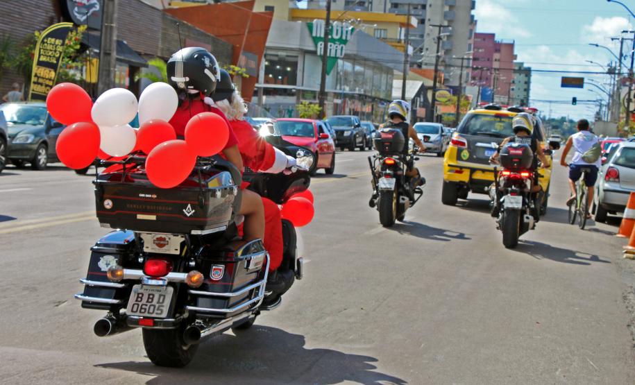 PM promove ação de Natal e encanta veranistas com entrega de doces e pintura de rosto em Guaratuba (PR), no Litoral do estado