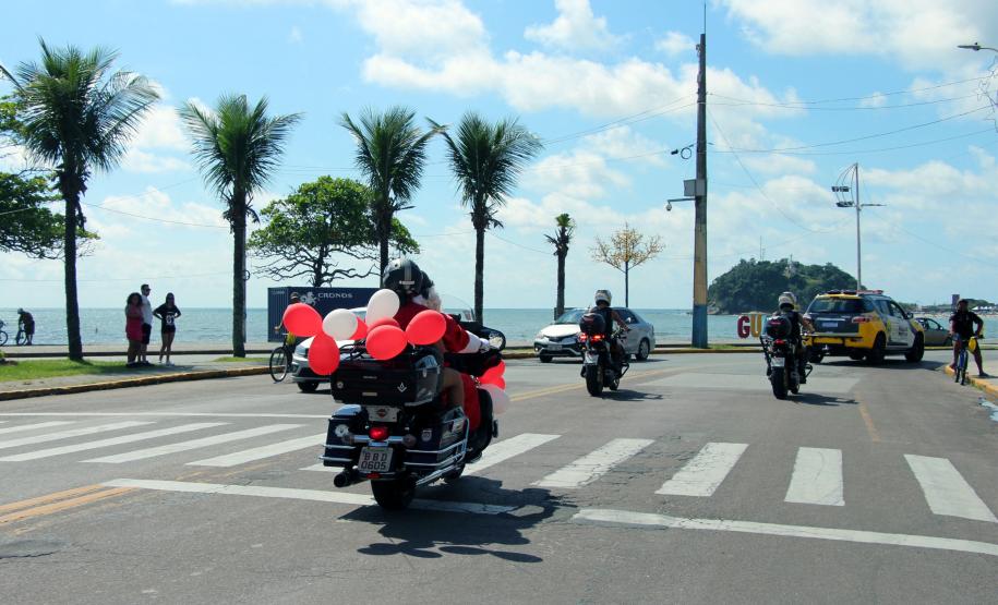 PM promove ação de Natal e encanta veranistas com entrega de doces e pintura de rosto em Guaratuba (PR), no Litoral do estado