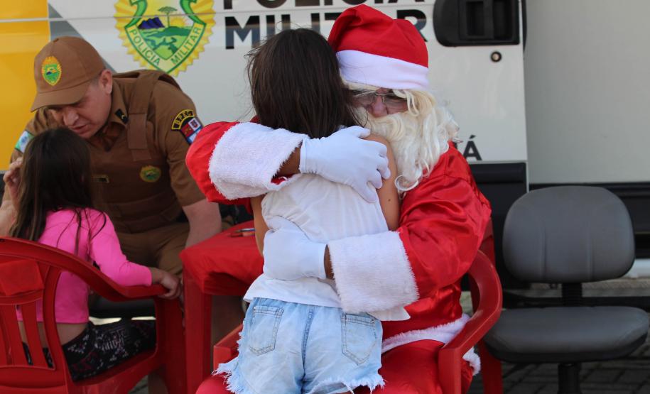 PM promove ação de Natal e encanta veranistas com entrega de doces e pintura de rosto em Guaratuba (PR), no Litoral do estado