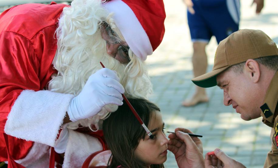 PM promove ação de Natal e encanta veranistas com entrega de doces e pintura de rosto em Guaratuba (PR), no Litoral do estado