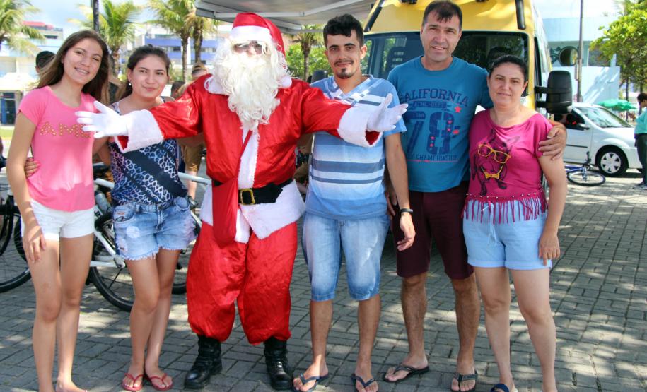 PM promove ação de Natal e encanta veranistas com entrega de doces e pintura de rosto em Guaratuba (PR), no Litoral do estado