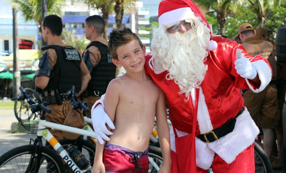 PM promove ação de Natal e encanta veranistas com entrega de doces e pintura de rosto em Guaratuba (PR), no Litoral do estado