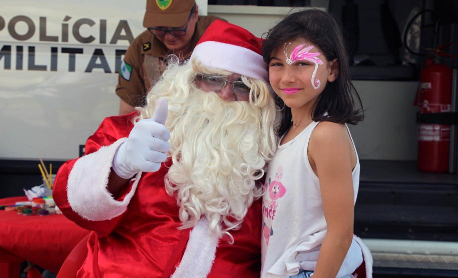 PM promove ação de Natal e encanta veranistas com entrega de doces e pintura de rosto em Guaratuba (PR), no Litoral do estado
