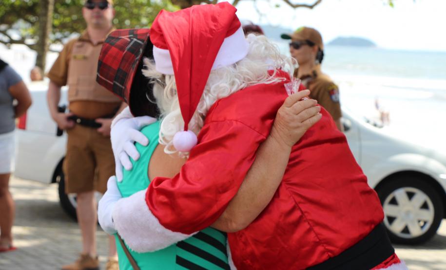 PM promove ação de Natal e encanta veranistas com entrega de doces e pintura de rosto em Guaratuba (PR), no Litoral do estado