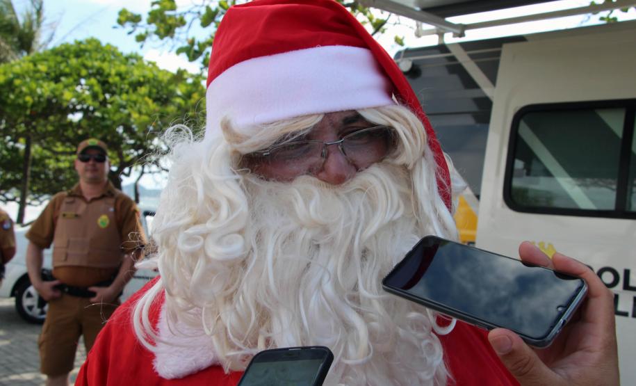 PM promove ação de Natal e encanta veranistas com entrega de doces e pintura de rosto em Guaratuba (PR), no Litoral do estado