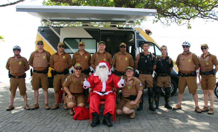 PM promove ação de Natal e encanta veranistas com entrega de doces e pintura de rosto em Guaratuba (PR), no Litoral do estado