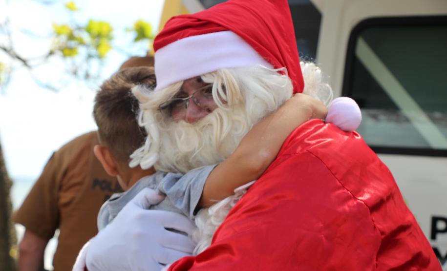 PM promove ação de Natal e encanta veranistas com entrega de doces e pintura de rosto em Guaratuba (PR), no Litoral do estado