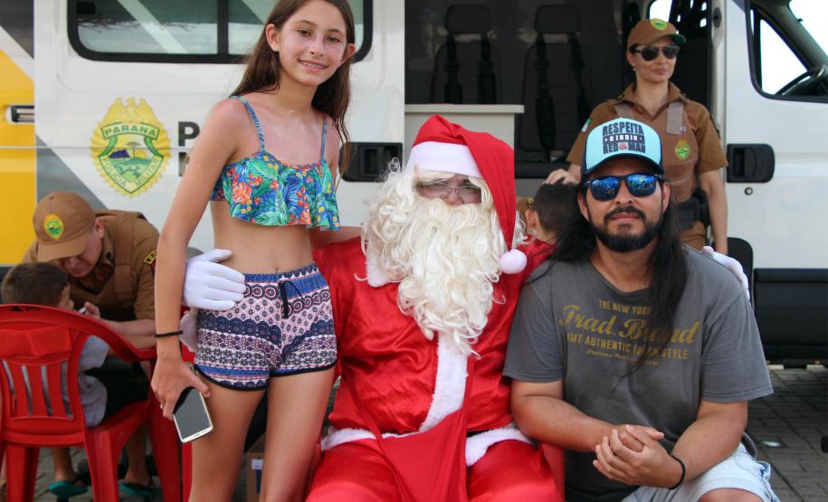 PM promove ação de Natal e encanta veranistas com entrega de doces e pintura de rosto em Guaratuba (PR), no Litoral do estado