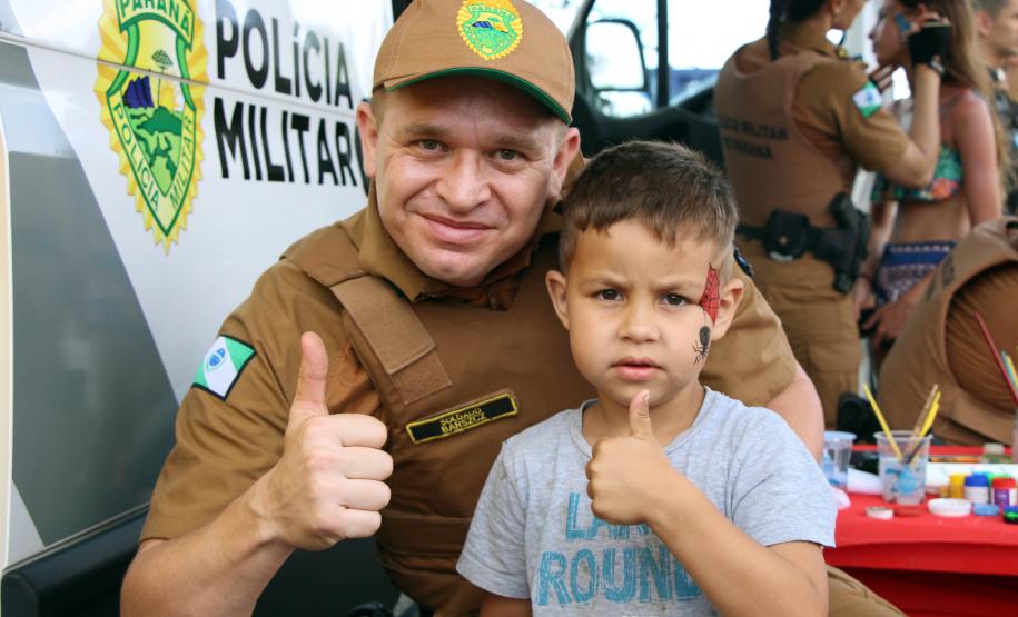 PM promove ação de Natal e encanta veranistas com entrega de doces e pintura de rosto em Guaratuba (PR), no Litoral do estado