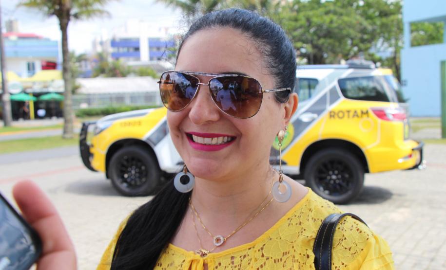 PM promove ação de Natal e encanta veranistas com entrega de doces e pintura de rosto em Guaratuba (PR), no Litoral do estado