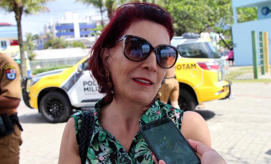 PM promove ação de Natal e encanta veranistas com entrega de doces e pintura de rosto em Guaratuba (PR), no Litoral do estado