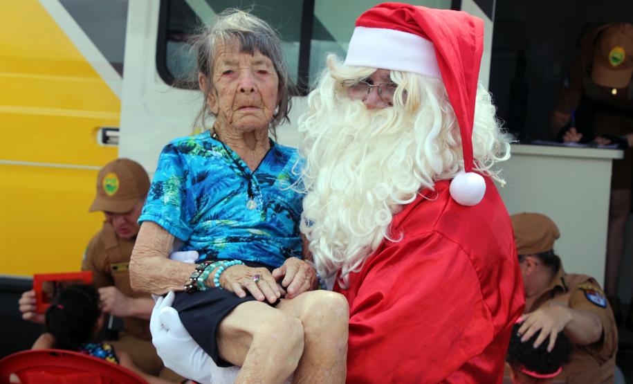 PM promove ação de Natal e encanta veranistas com entrega de doces e pintura de rosto em Guaratuba (PR), no Litoral do estado
