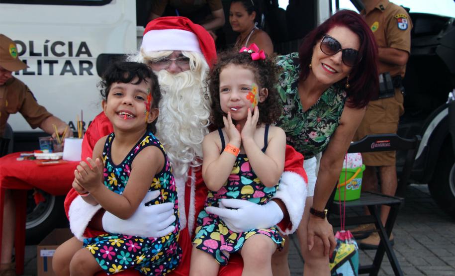 PM promove ação de Natal e encanta veranistas com entrega de doces e pintura de rosto em Guaratuba (PR), no Litoral do estado