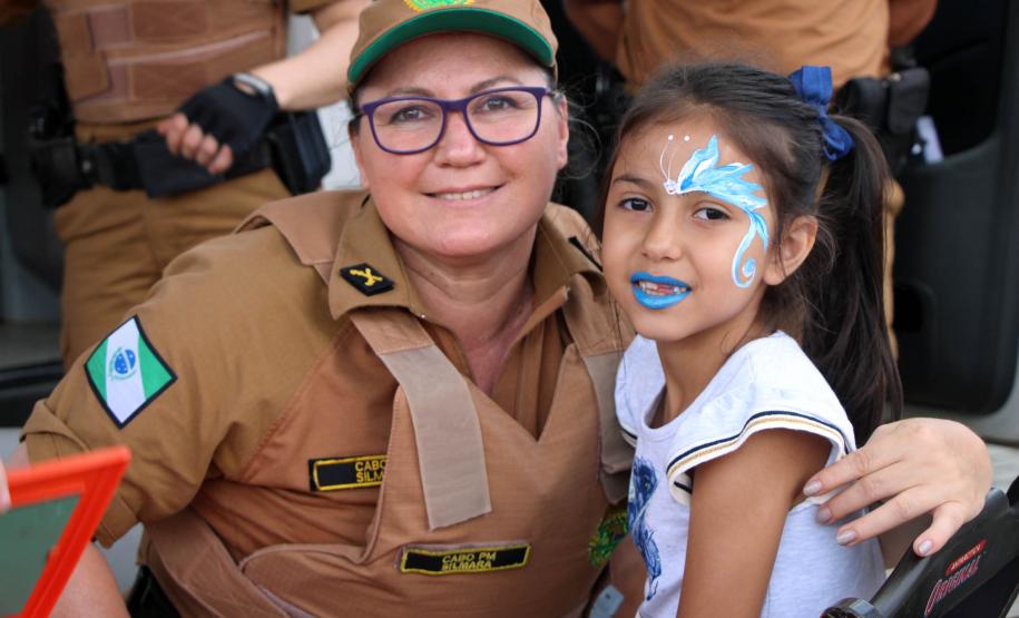 PM promove ação de Natal e encanta veranistas com entrega de doces e pintura de rosto em Guaratuba (PR), no Litoral do estado