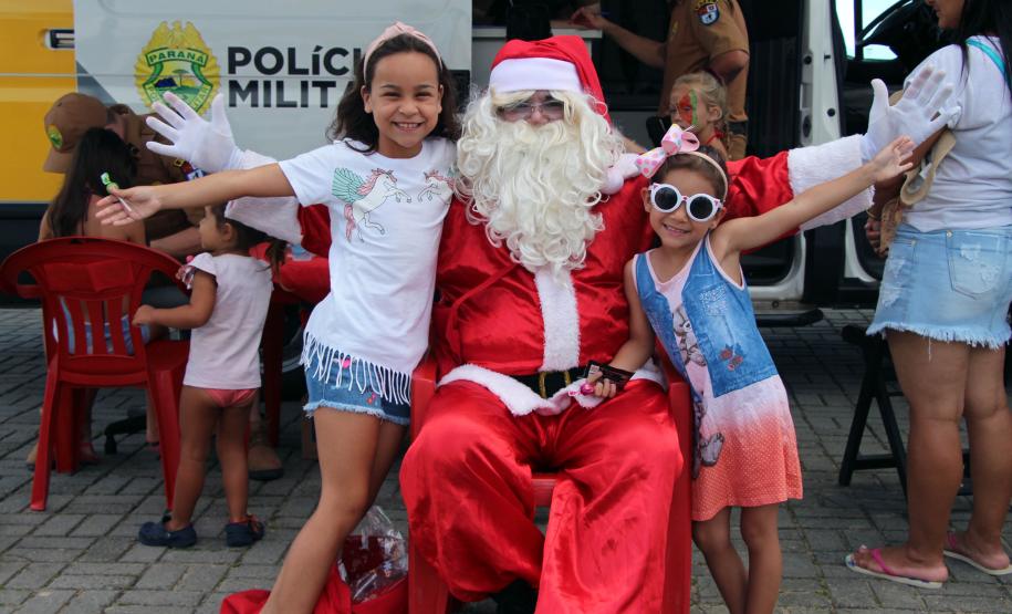 PM promove ação de Natal e encanta veranistas com entrega de doces e pintura de rosto em Guaratuba (PR), no Litoral do estado