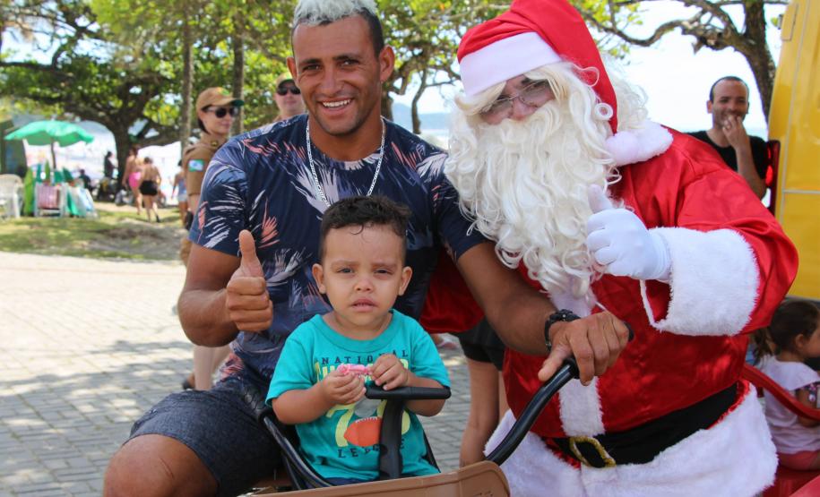 PM promove ação de Natal e encanta veranistas com entrega de doces e pintura de rosto em Guaratuba (PR), no Litoral do estado