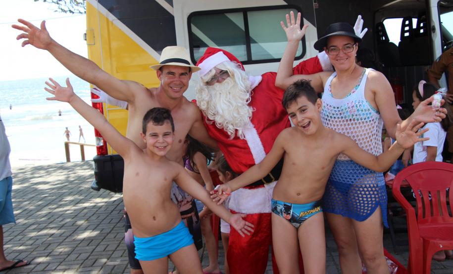 PM promove ação de Natal e encanta veranistas com entrega de doces e pintura de rosto em Guaratuba (PR), no Litoral do estado